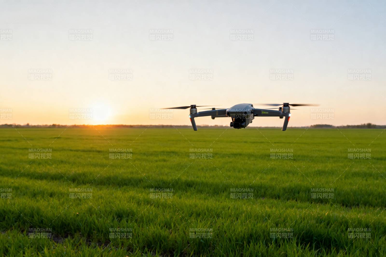 无人机飞越田野图片