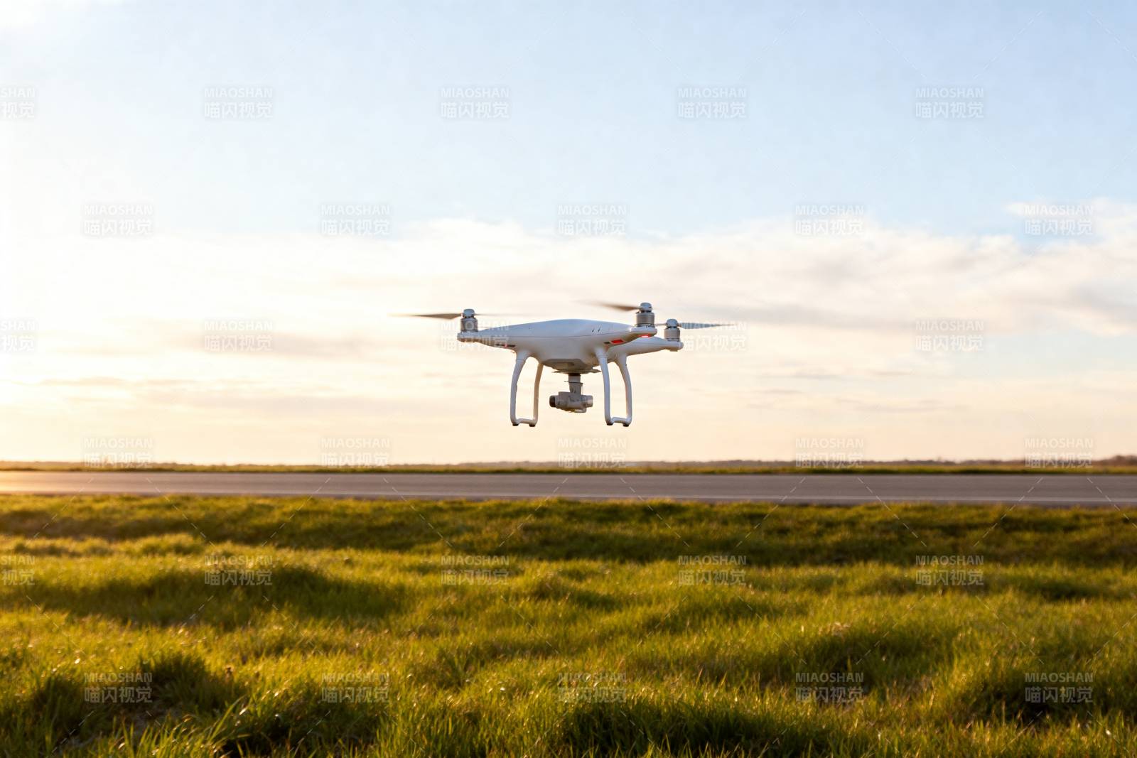 无人机翱翔田野图片