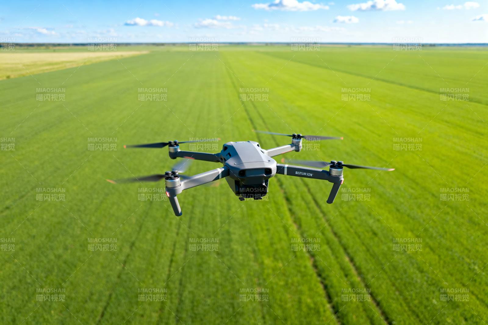 无人机飞越绿野图片