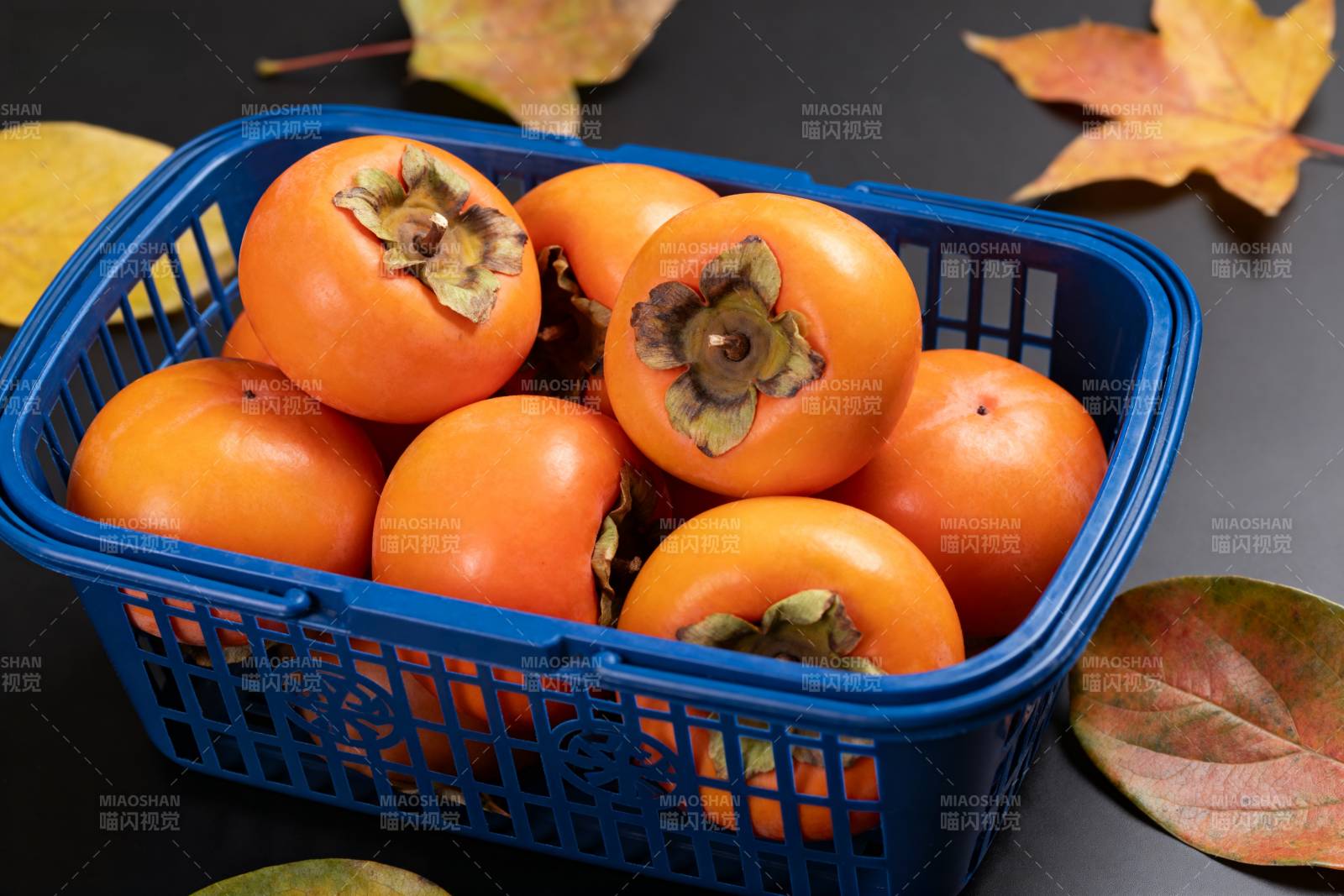 篮中柿子秋意浓图片