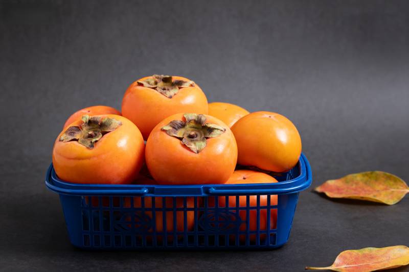 篮中柿子秋意浓图片