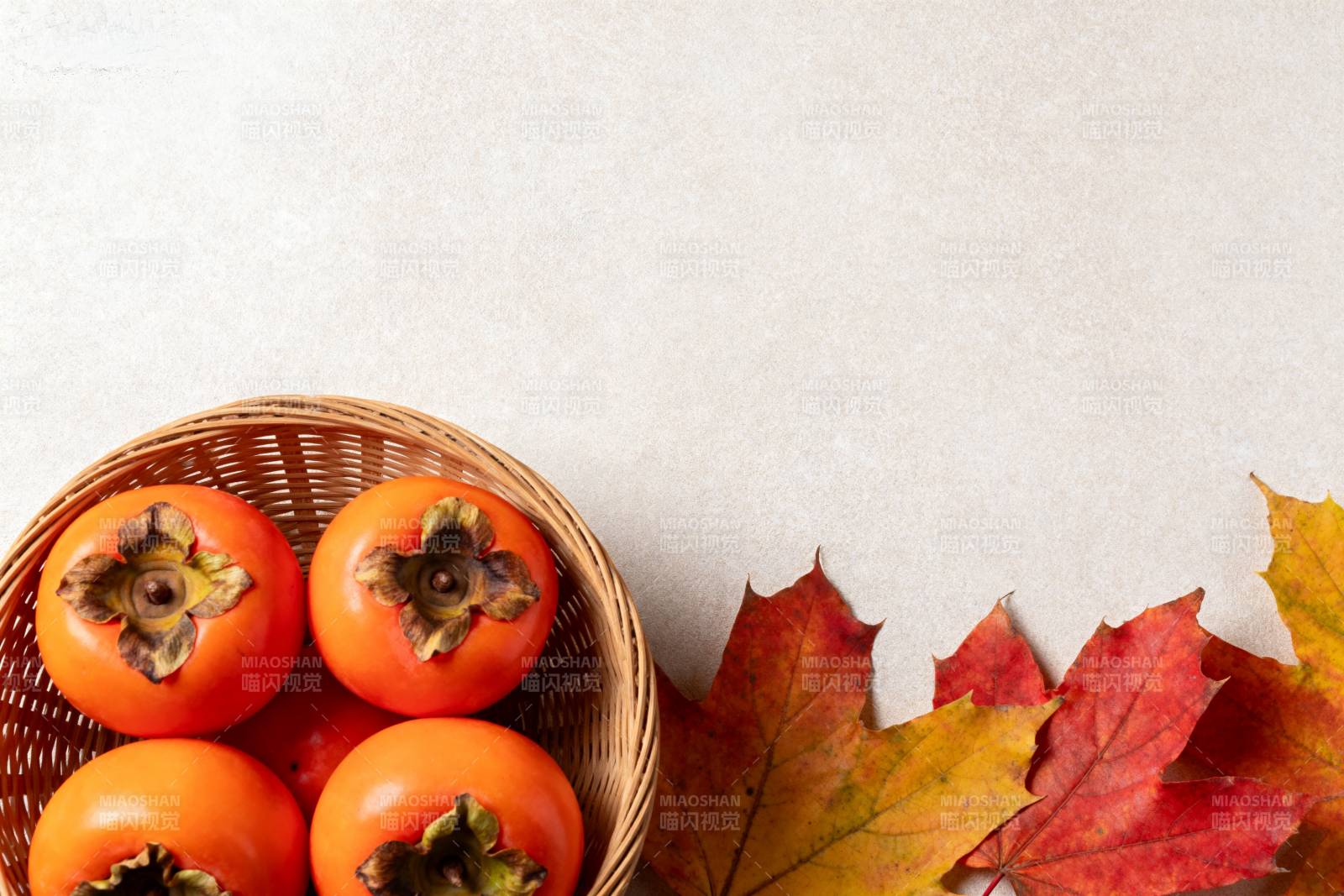 秋日柿子与枫叶图片