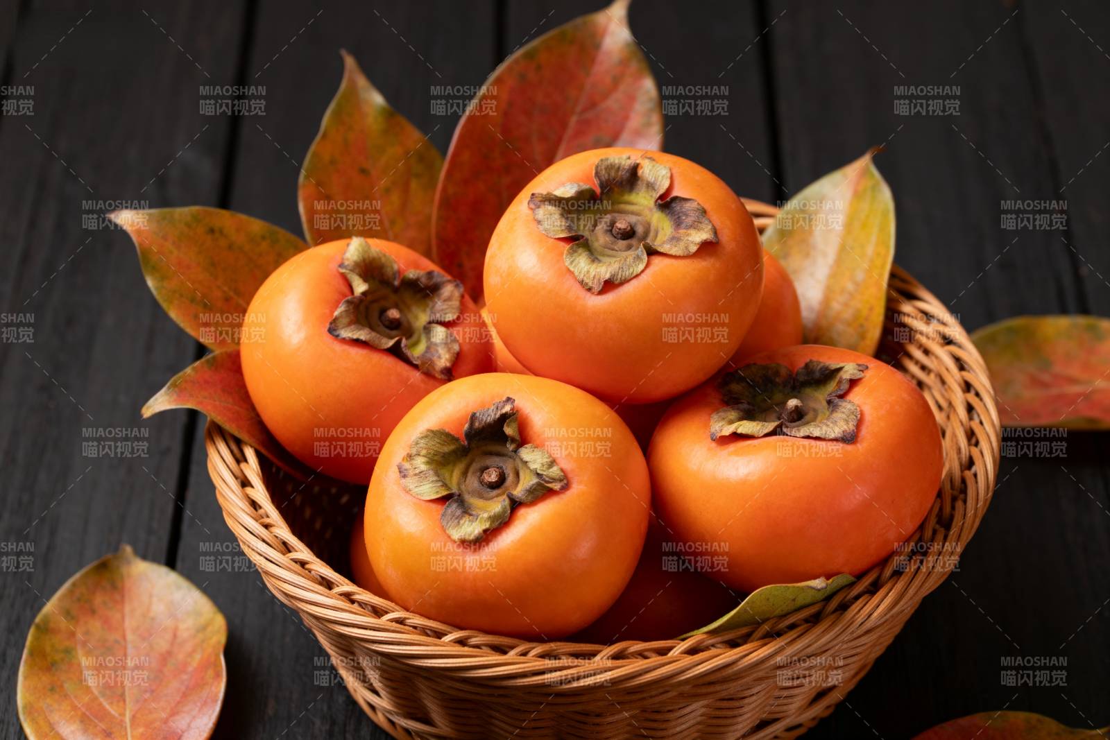 秋日柿子篮图片