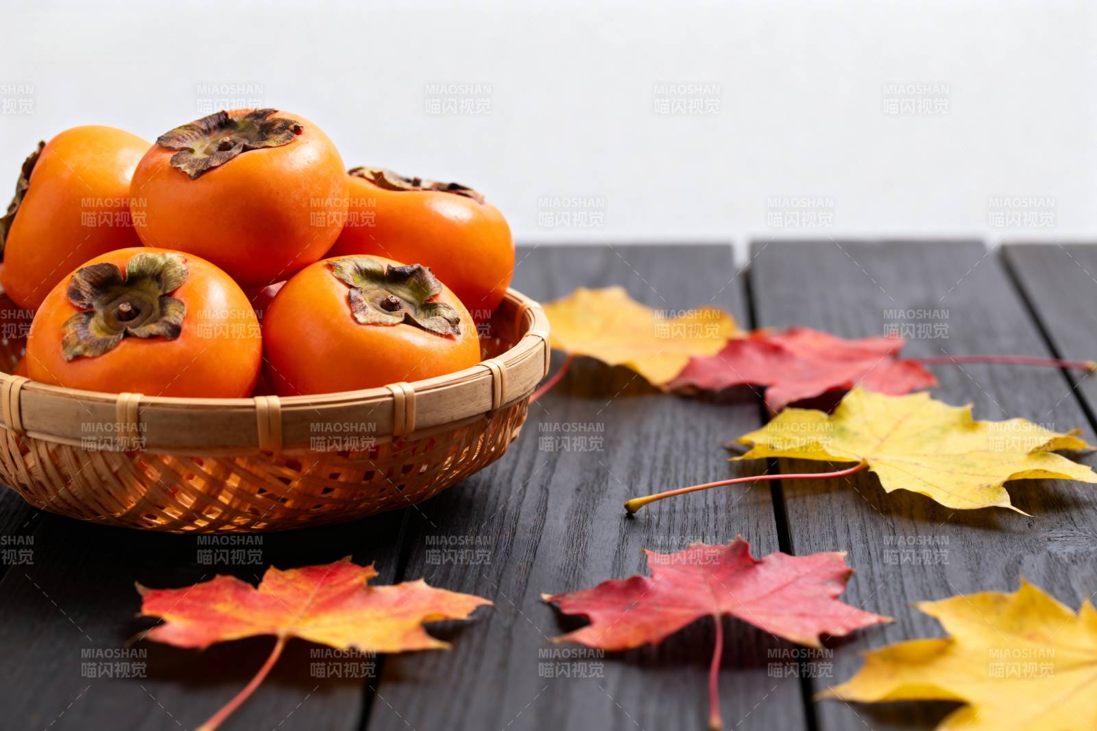 秋日柿子与落叶图片