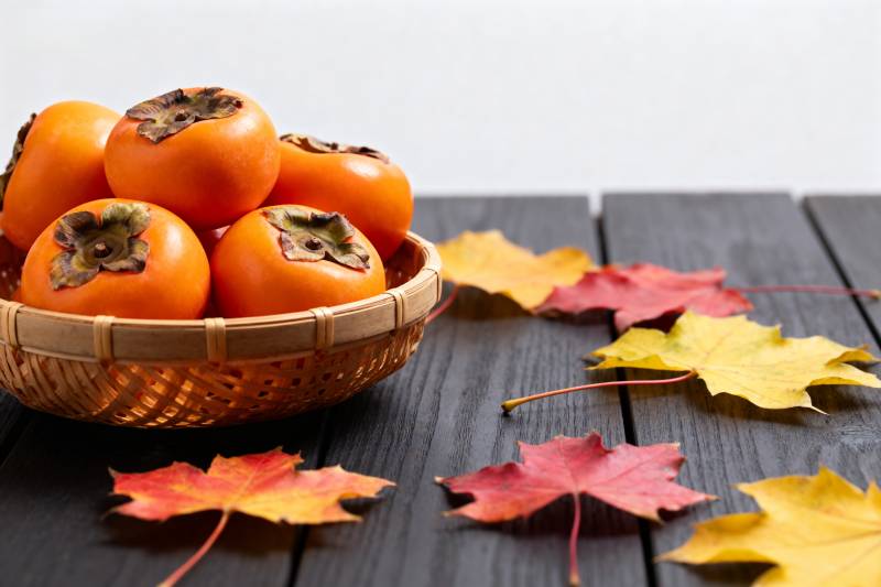 秋日柿子与落叶图片