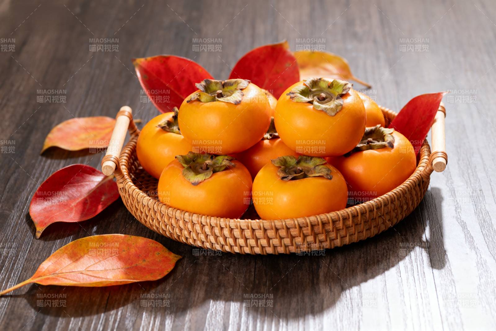 秋日柿子满篮香图片