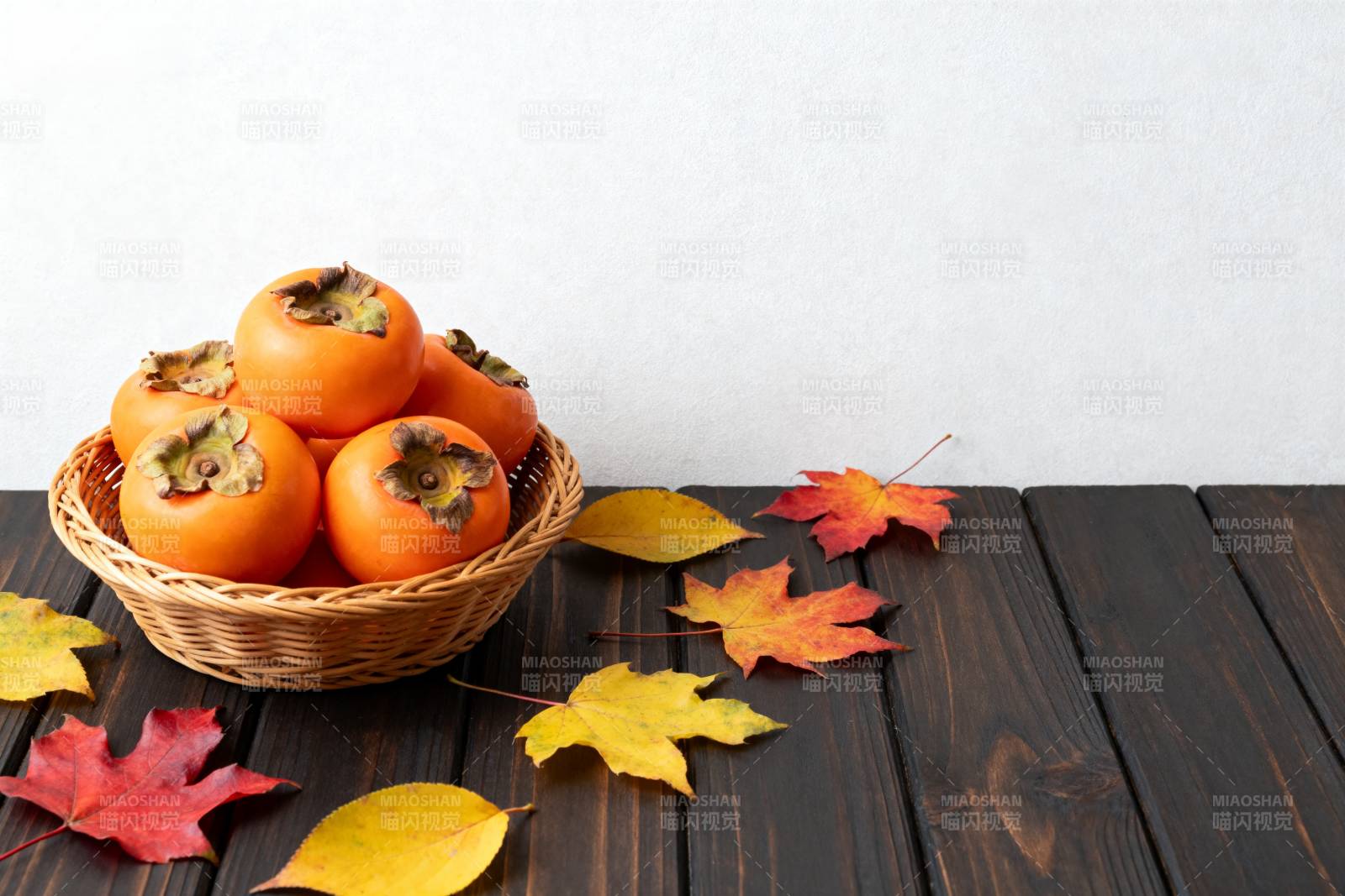 秋日柿子与落叶图片
