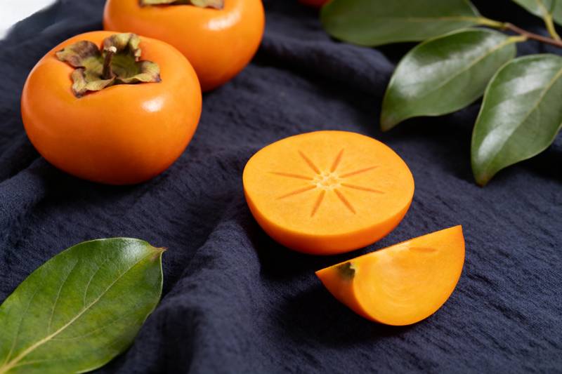 柿子切片与绿叶图片