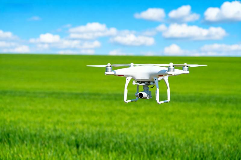 无人机飞越绿野图片