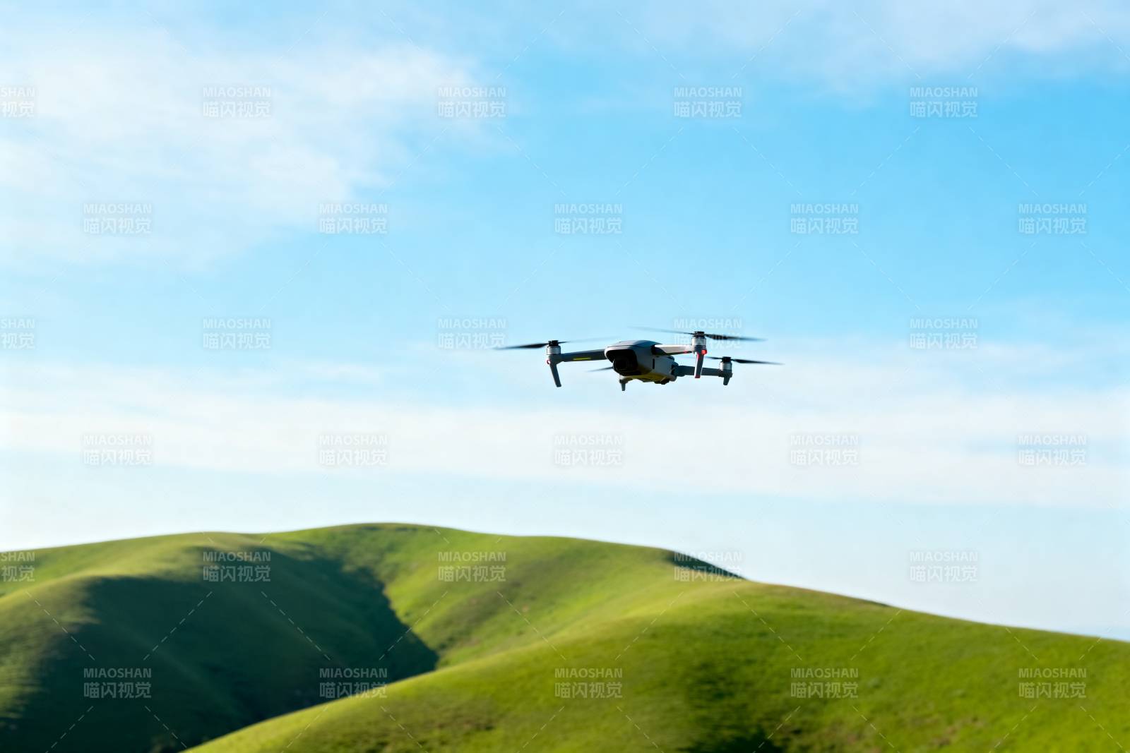 无人机飞越绿丘图片