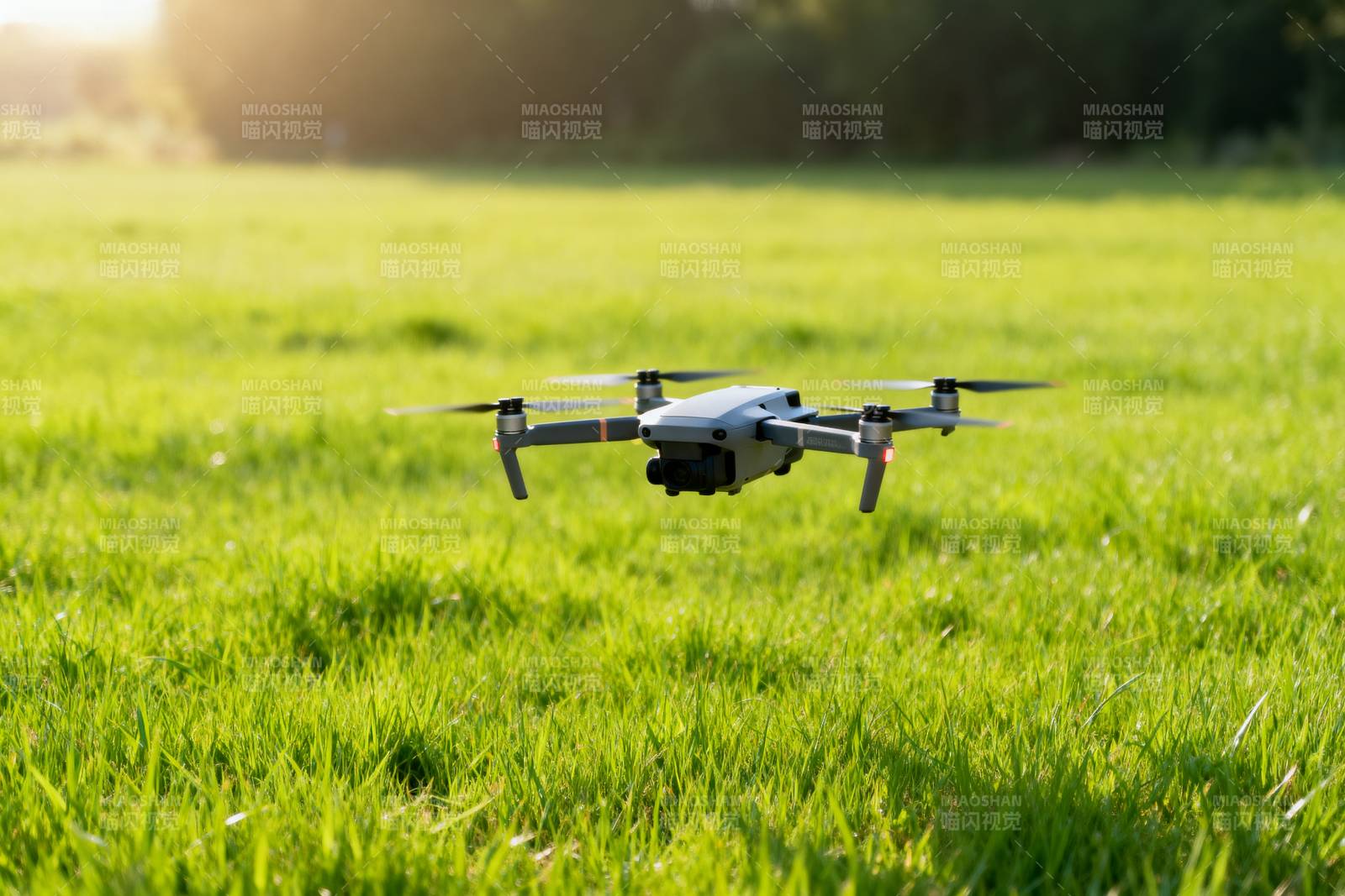 无人机飞越绿草地图片