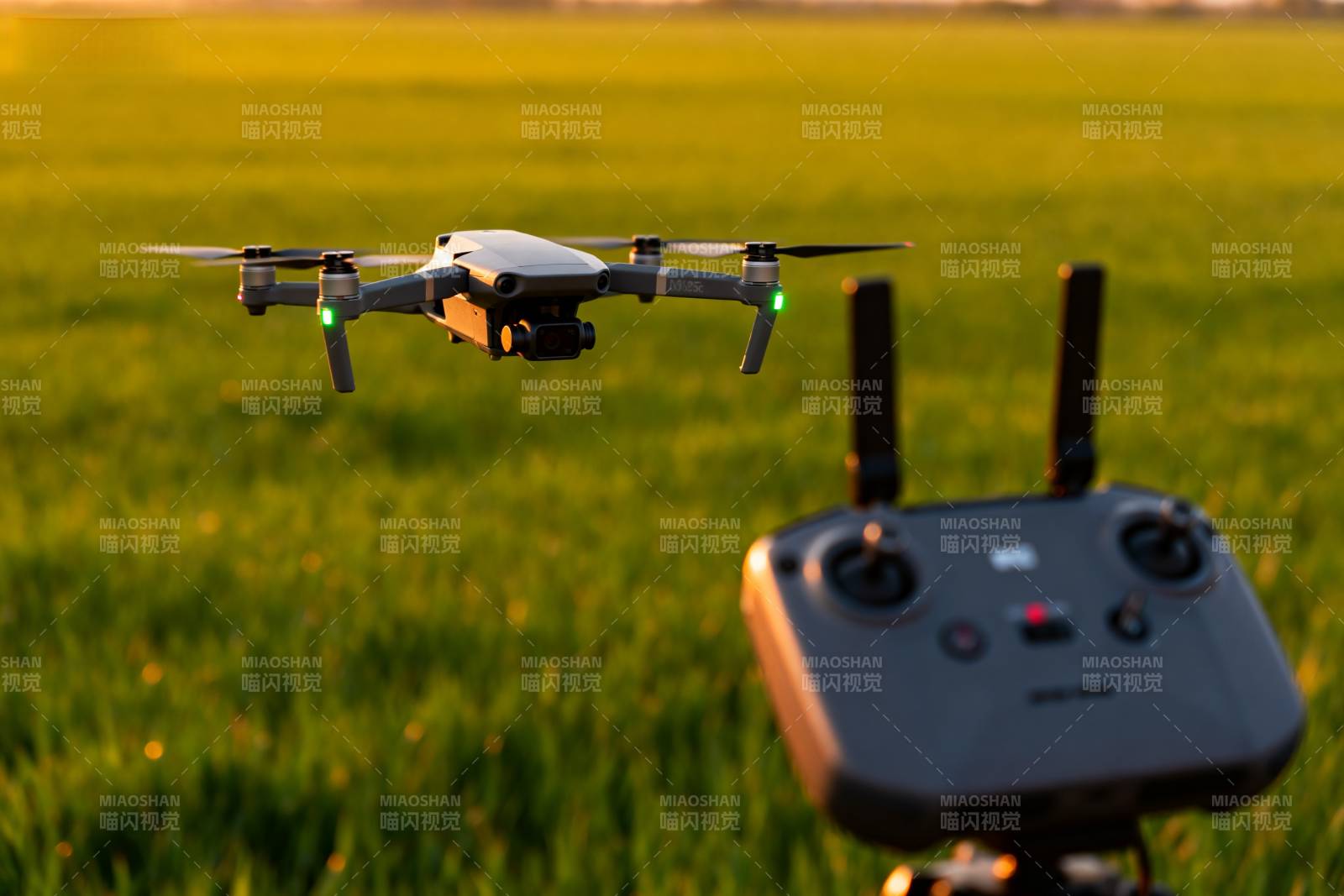 无人机飞行操控图片