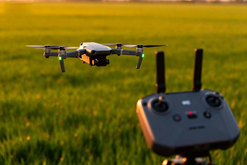 无人机飞行操控图片