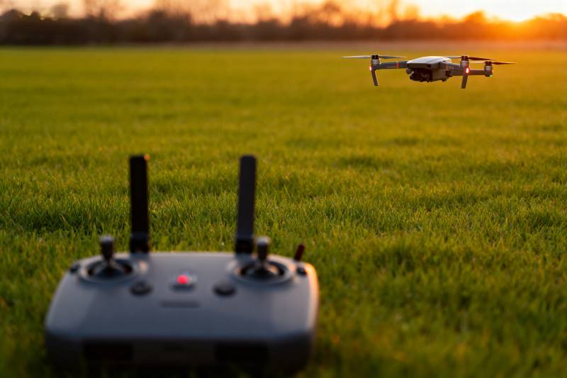 无人机遥控飞行图片