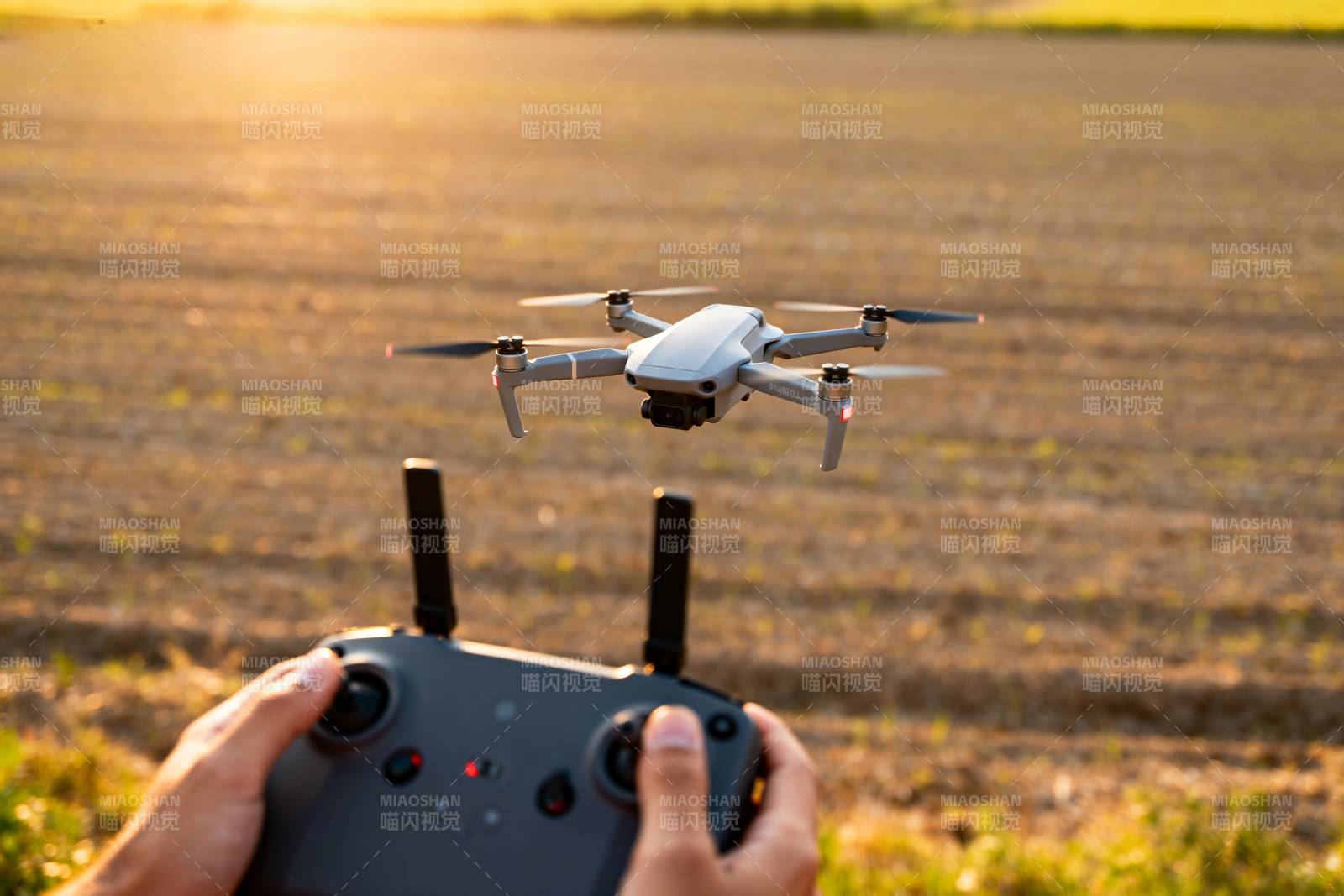 无人机遥控飞行图片