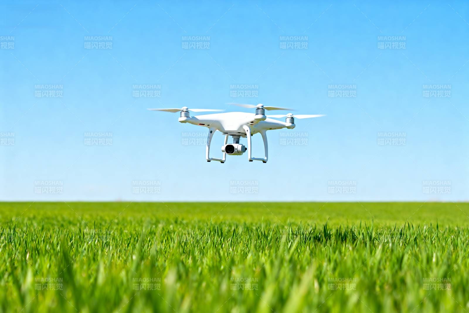 无人机飞越绿野图片