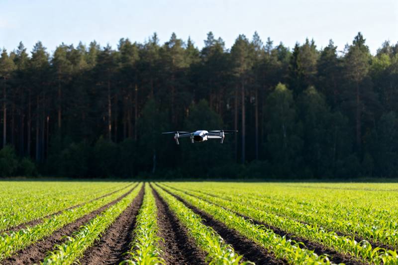 无人机飞越农田图片