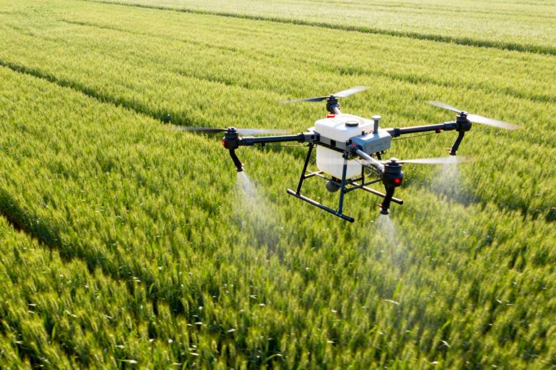 无人机喷洒农田图片