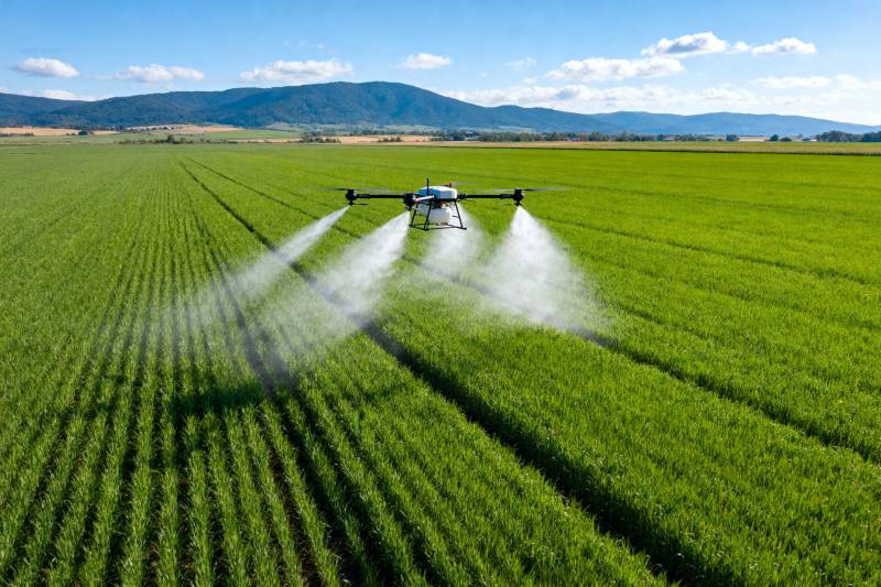 无人机喷洒农田图片