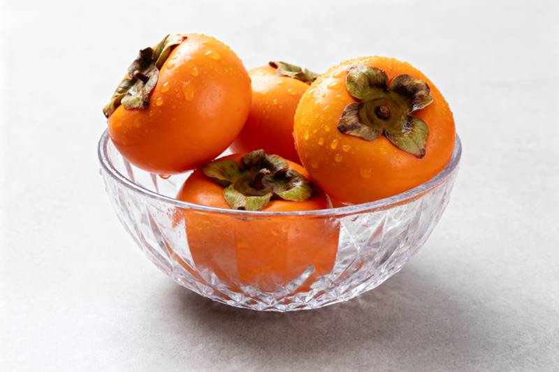 晶莹柿子盛碗中图片