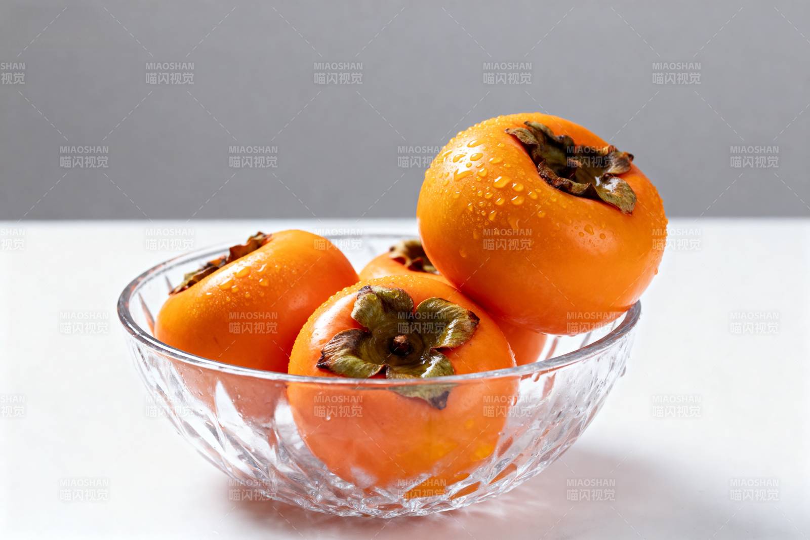 晶莹柿子碗中盛图片