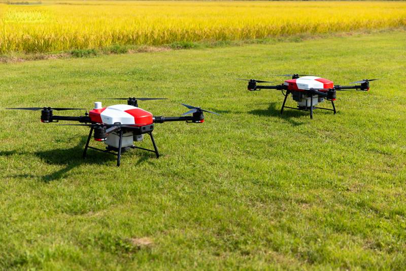 双无人机田间作业图片