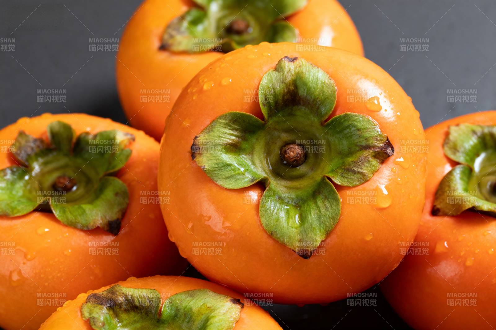 鲜橙柿子 水珠晶莹图片