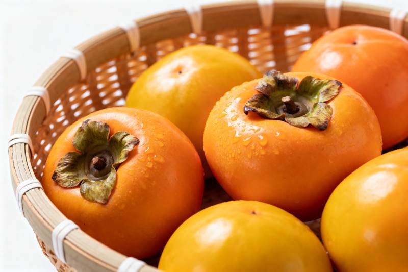 篮中柿子橙黄诱人图片