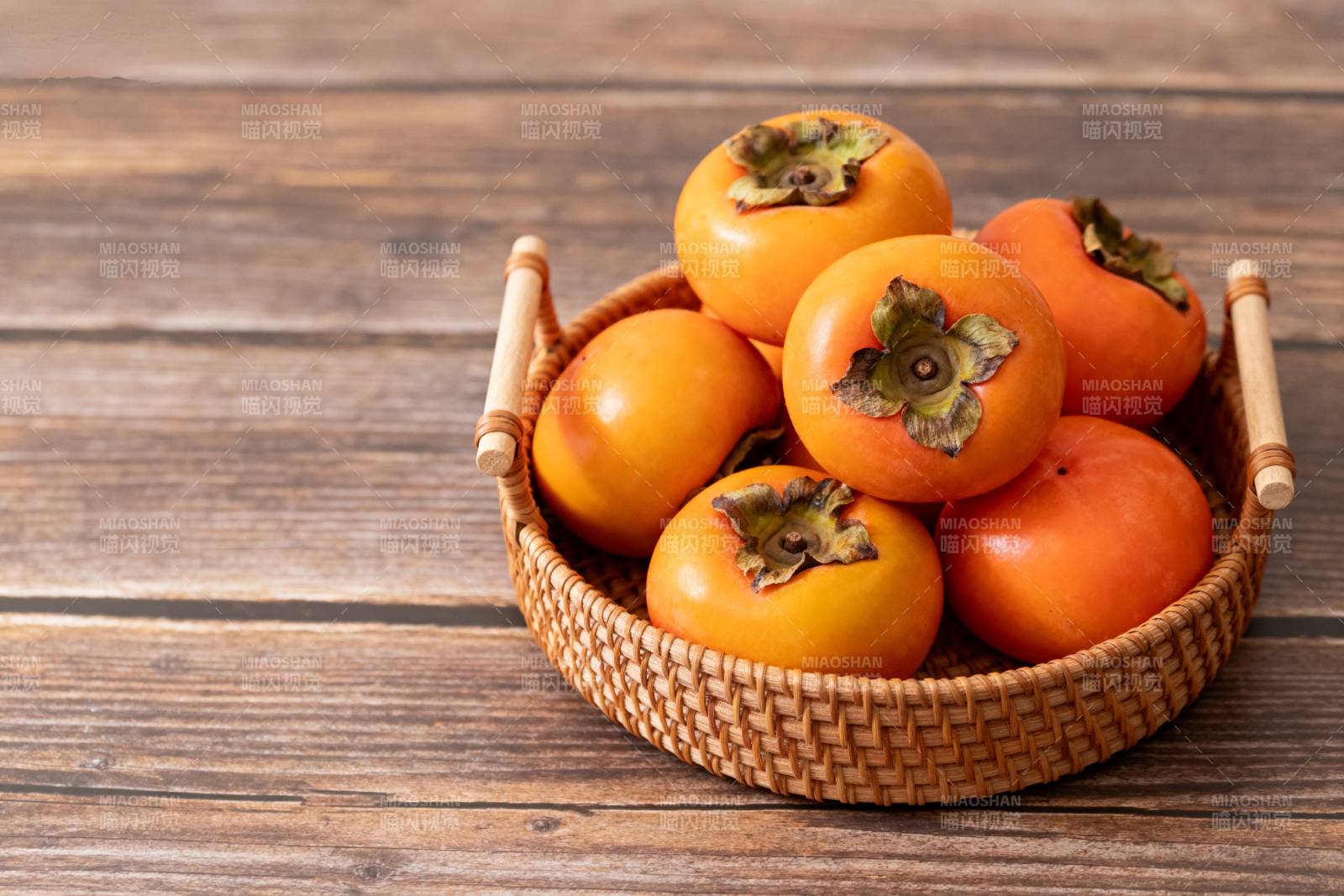 篮中柿子鲜红诱人图片