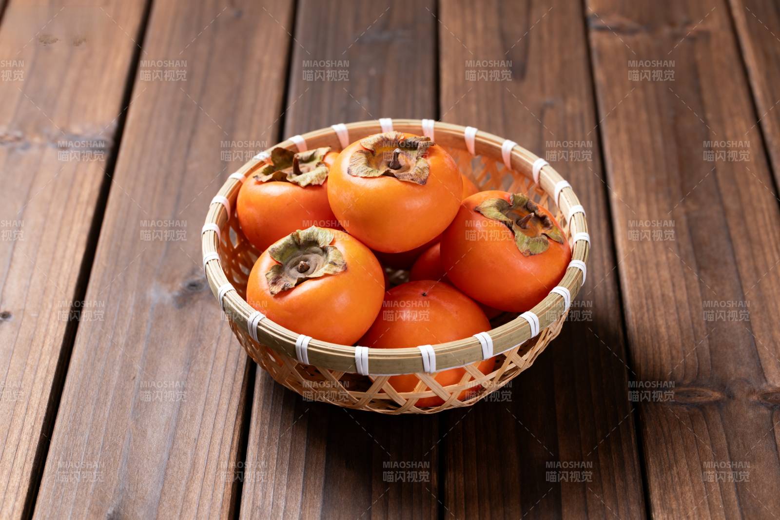 柿子篮中摆放图片
