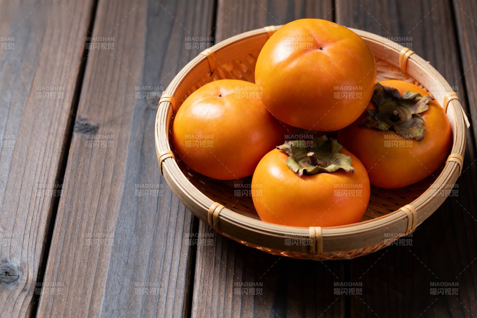 柿子篮中鲜橙色图片