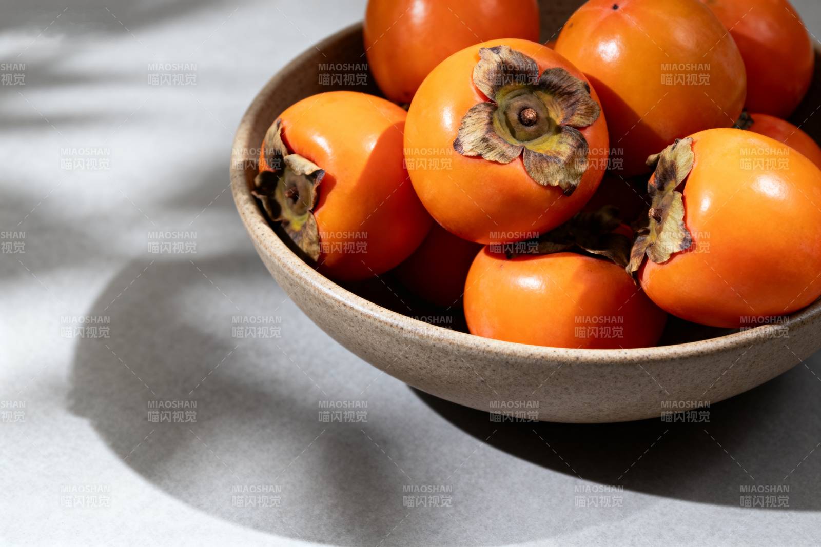 柿子满碗秋意浓图片