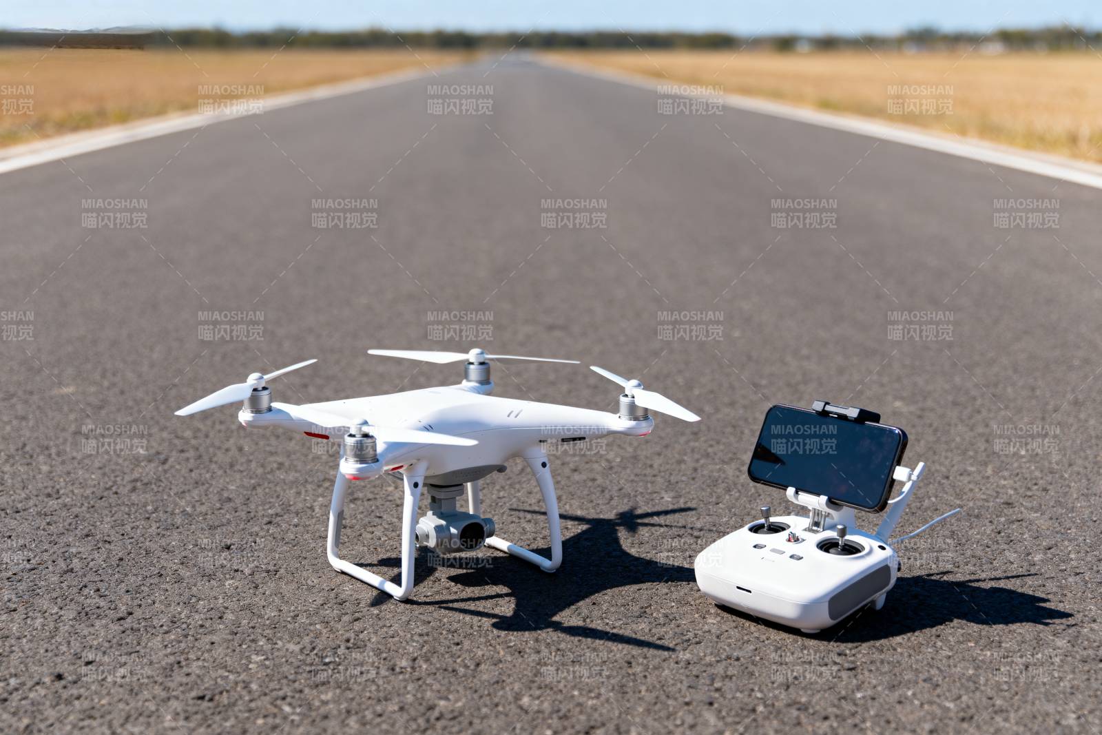 无人机与遥控器静置跑道图片