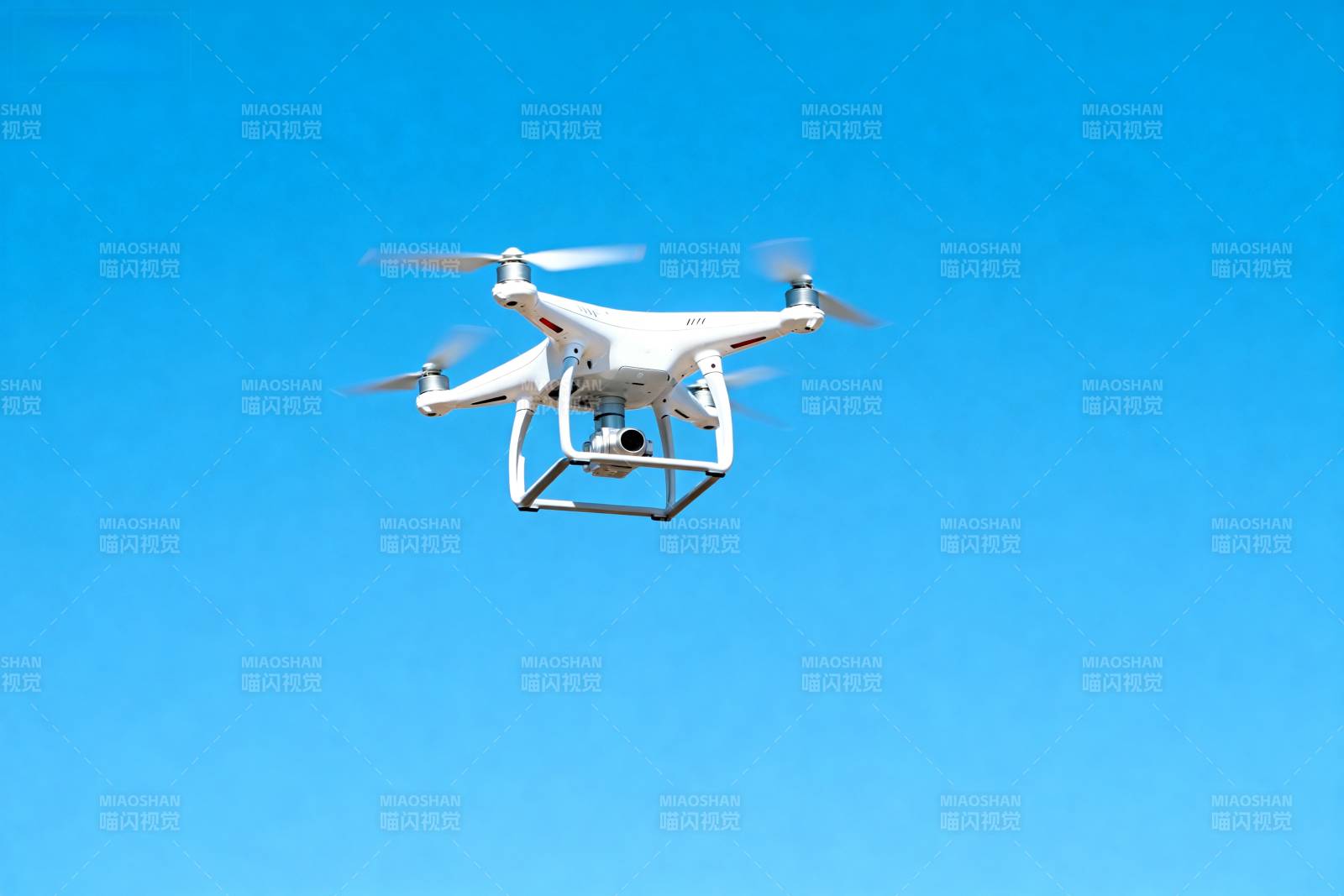 无人机翱翔蓝天图片