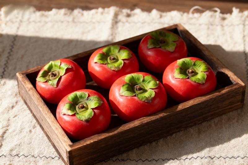 红柿静置木盒中图片