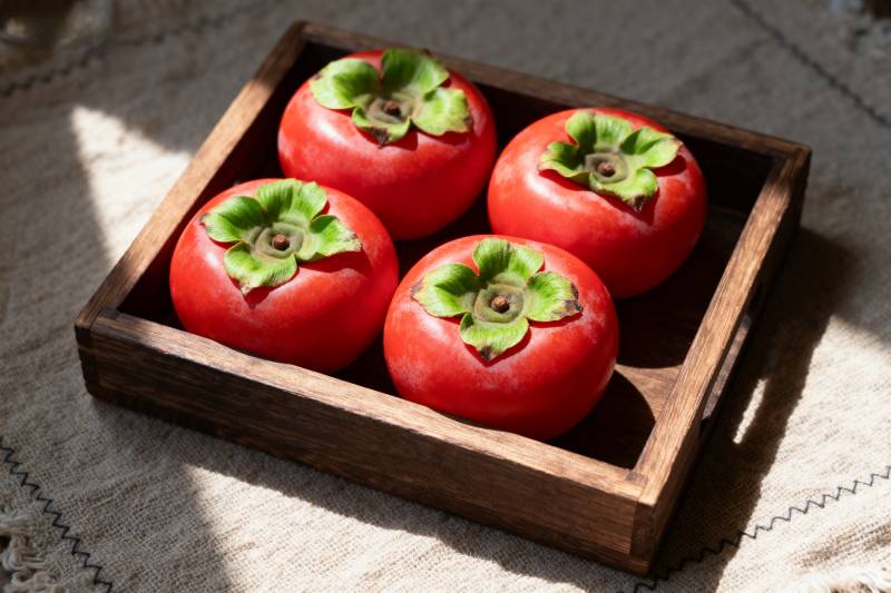 红柿静置木盘中图片