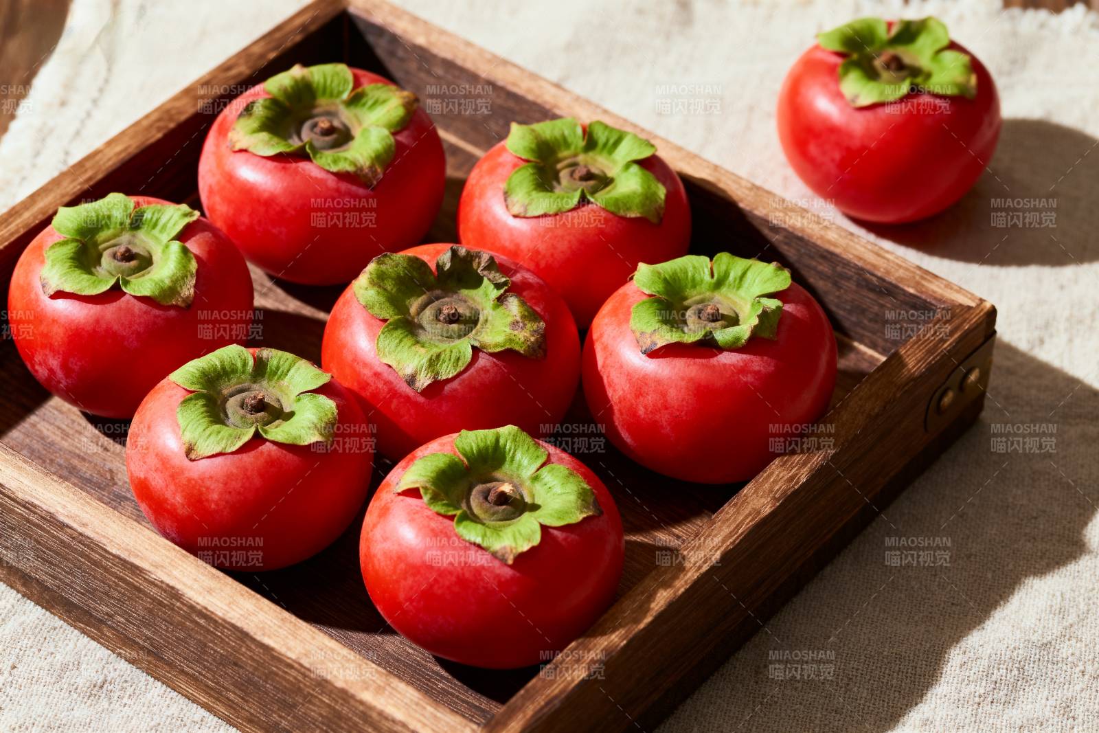 红柿静置木盘中图片