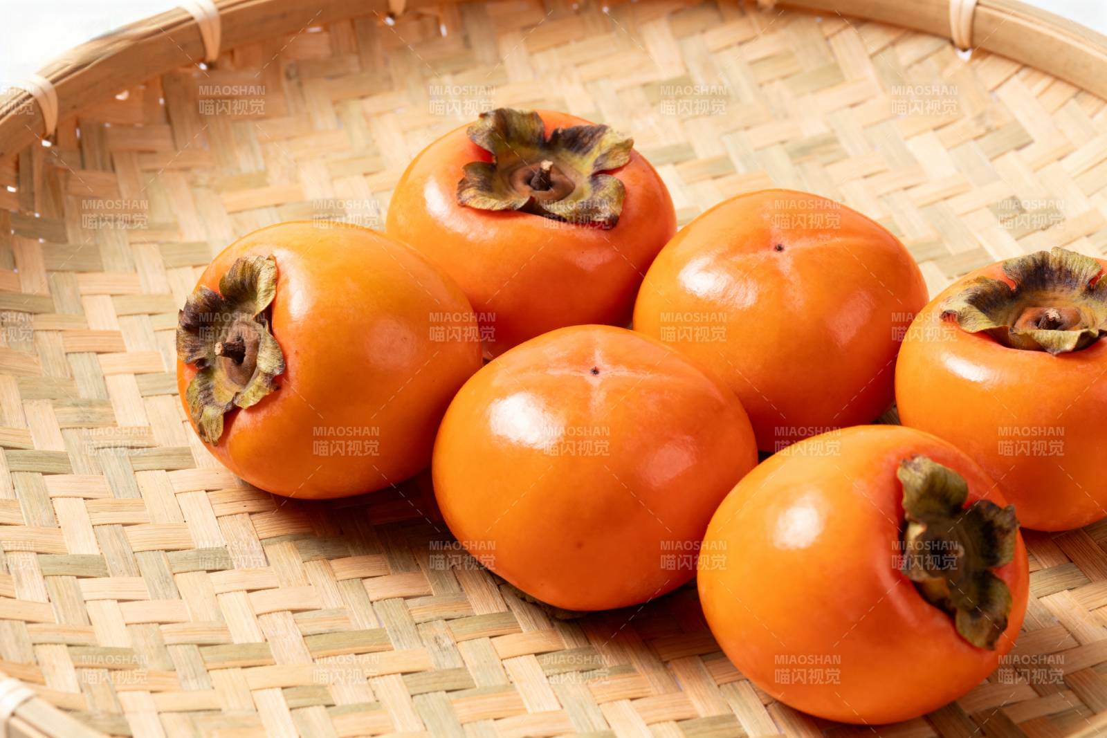 柿子篮中鲜亮诱人图片