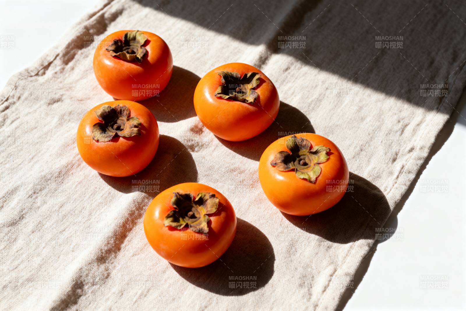 阳光下的柿子图片