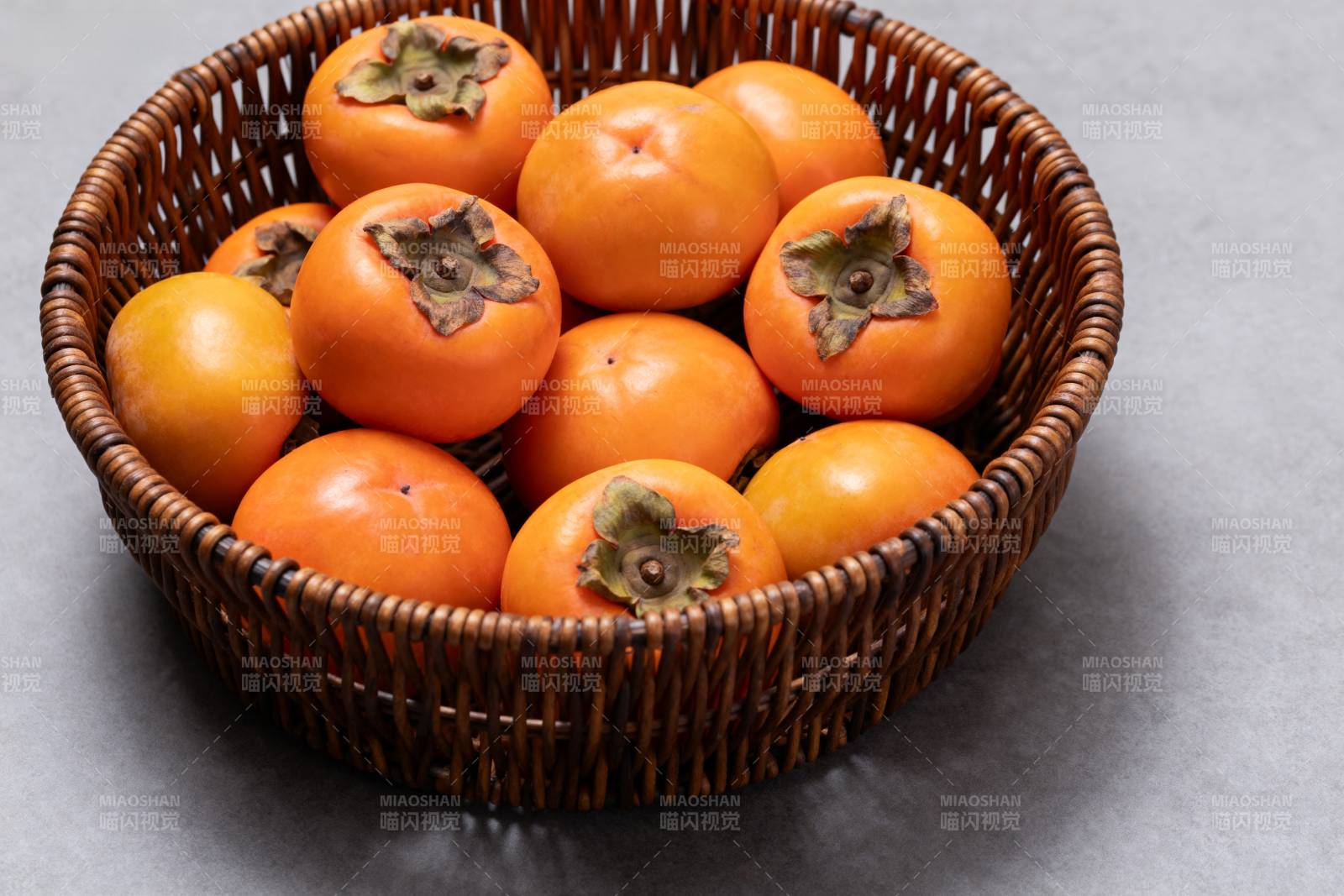 篮中柿子鲜橙色图片