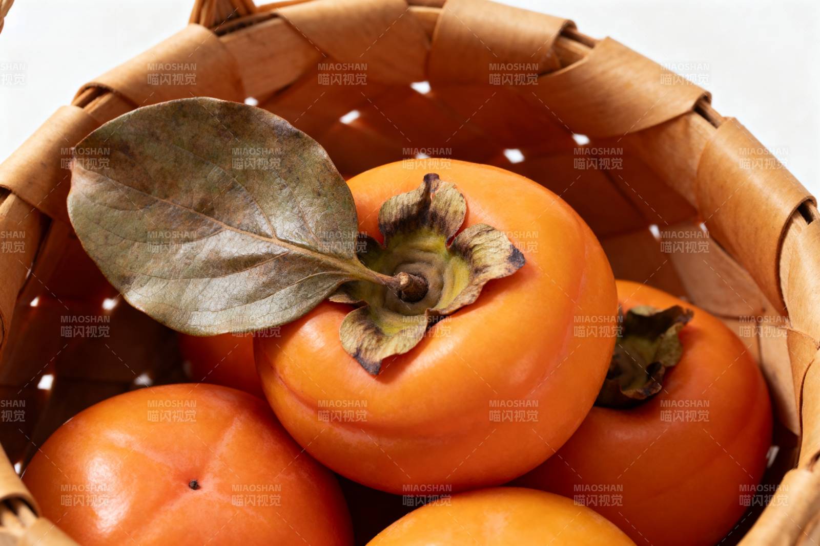 篮中柿子鲜橙色图片