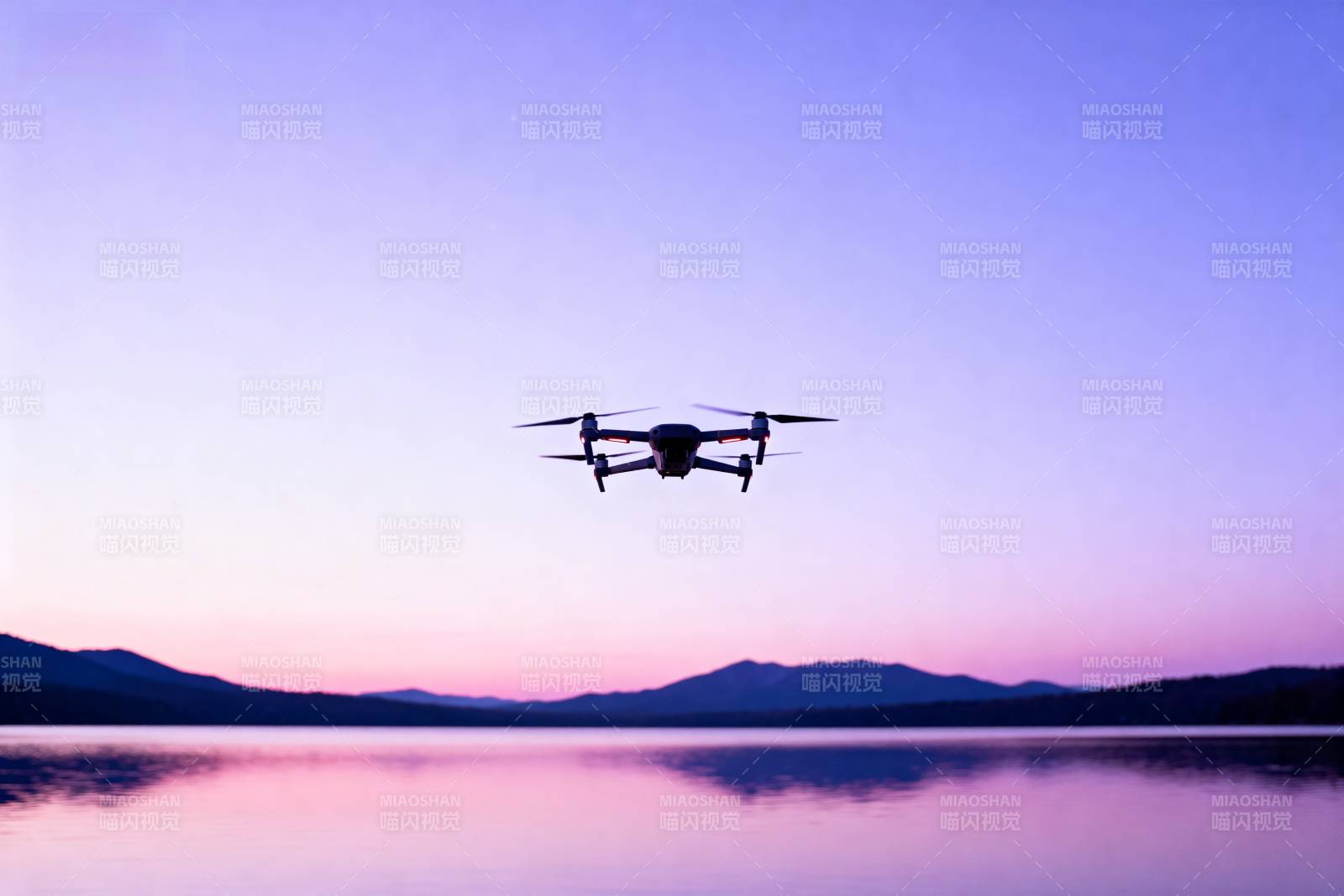 无人机掠湖面图片