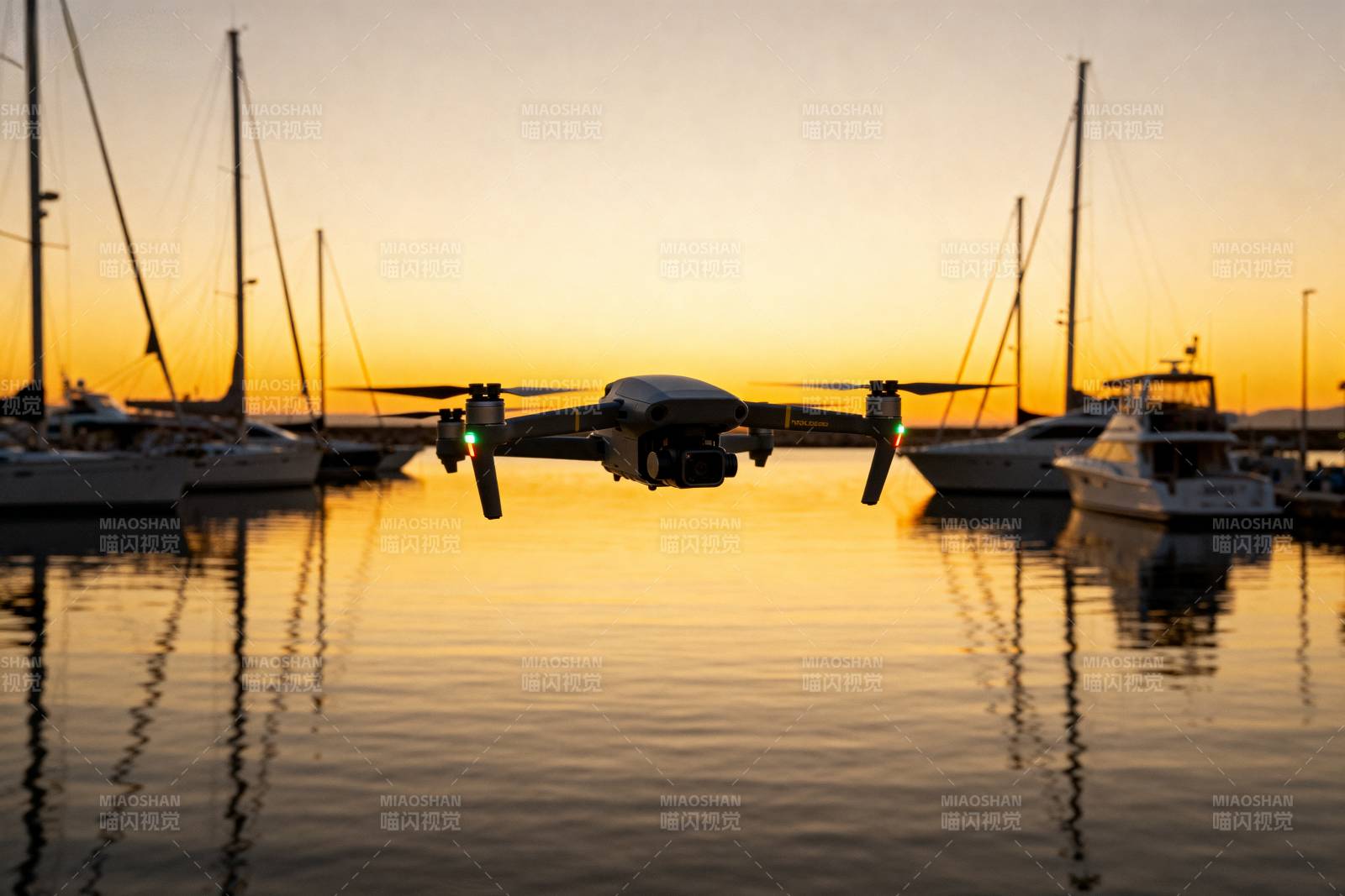 暮色中的无人机飞行图片