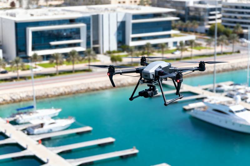 无人机飞越码头图片