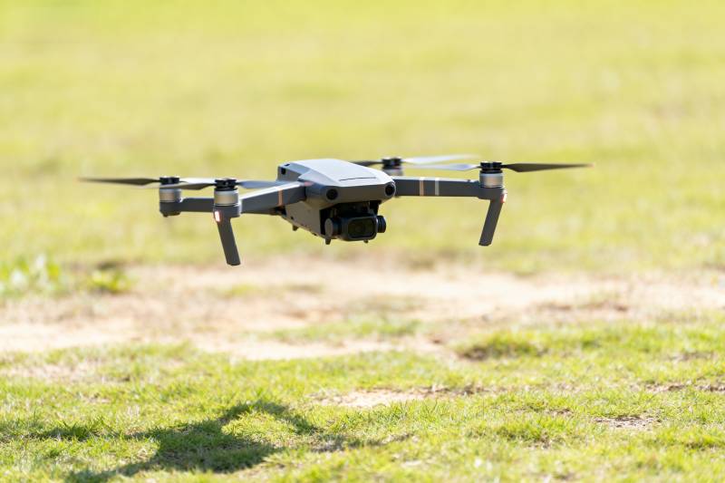 无人机飞行中图片