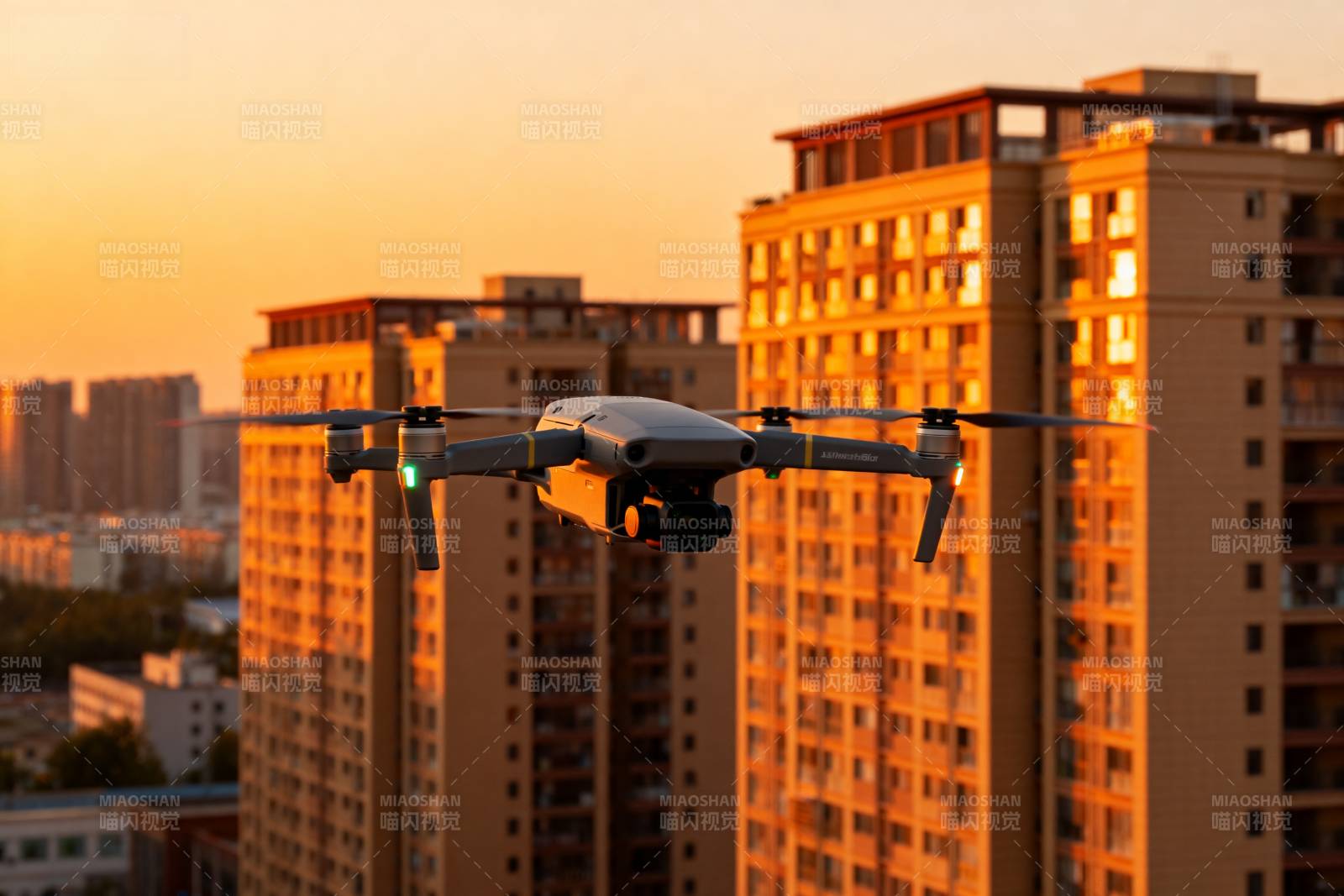 无人机城市黄昏飞行图片