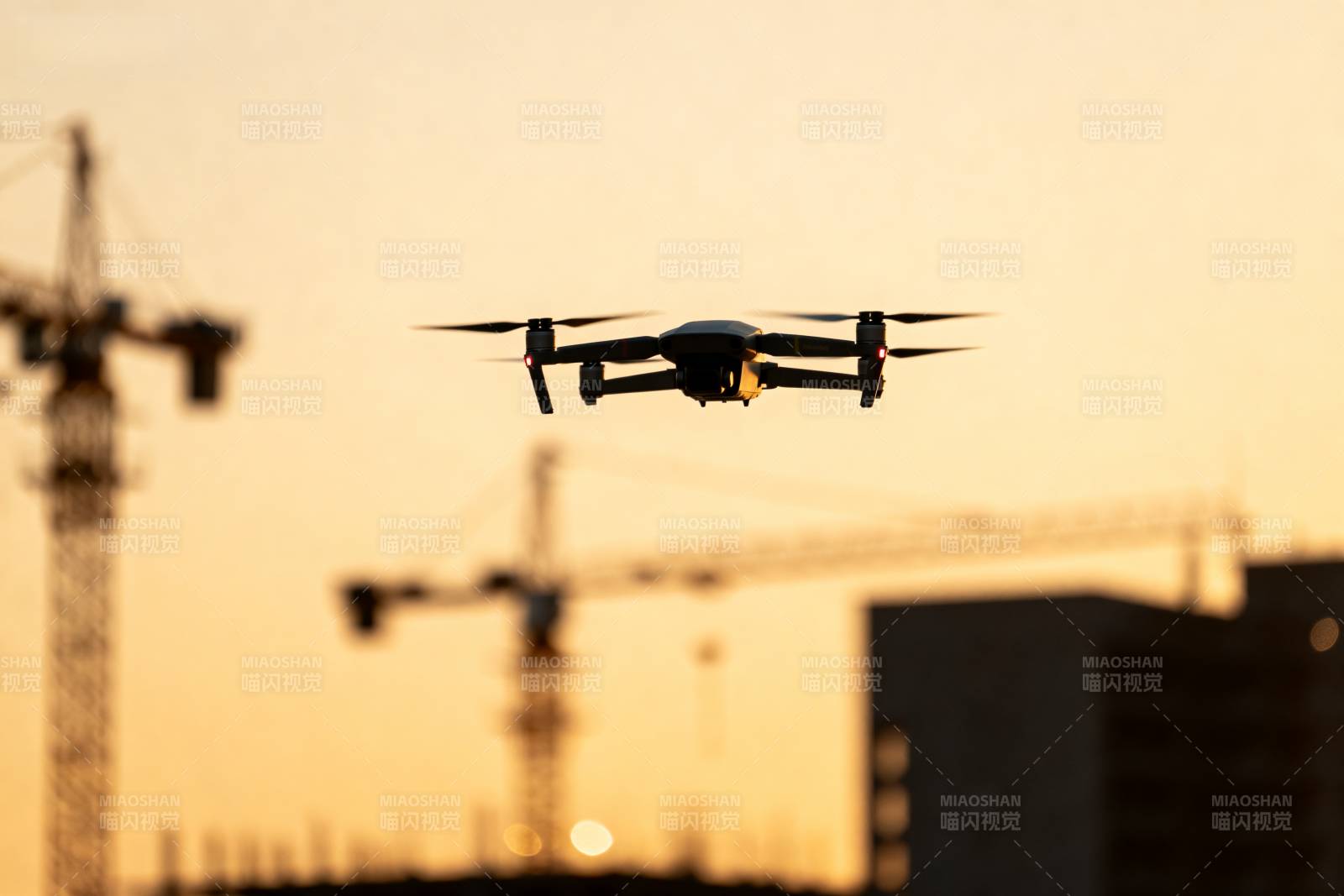 夕阳下的无人机飞行图片