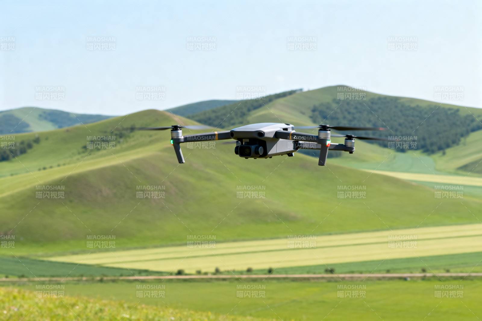 无人机翱翔绿野图片