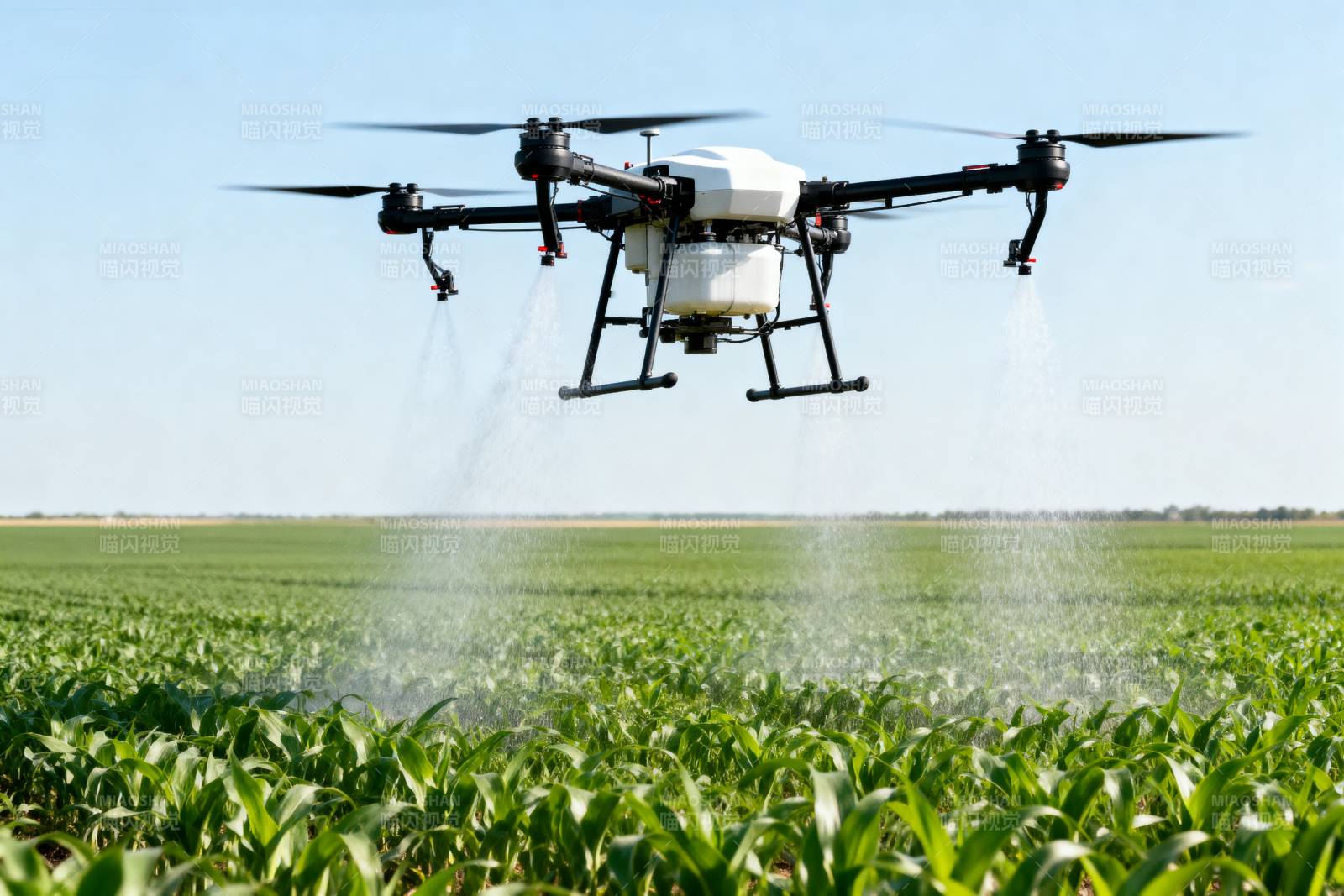 无人机喷洒农田图片