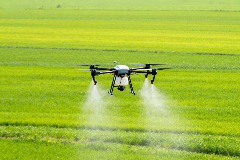 无人机喷洒农田图片